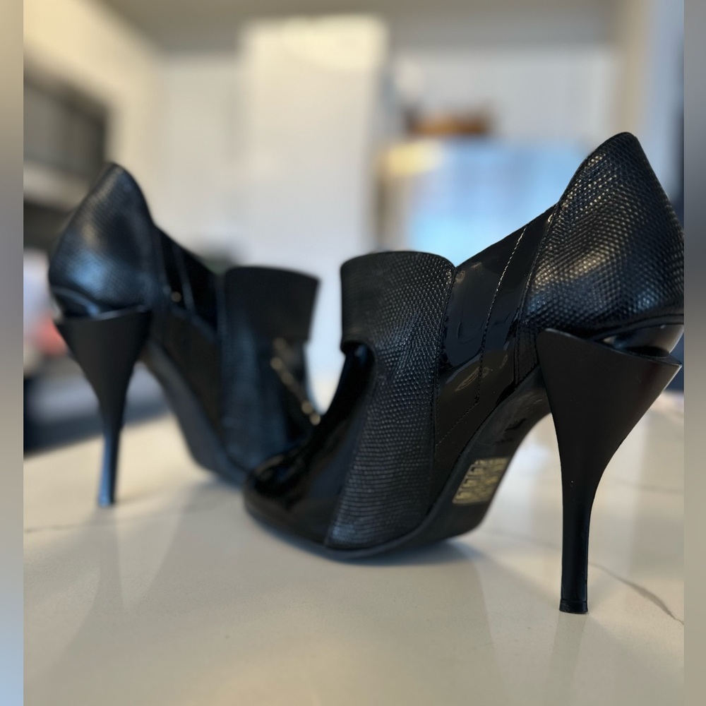 Sz 41, fendi black leather and patent leather booties